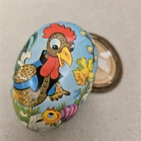 hane-kylling-i-aeggeskal-gammelt-pap-paaskeaeg-paaskepynt